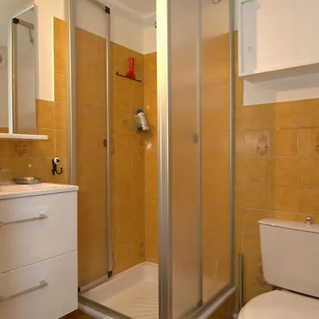 T1 Mezzanine A 10 Min Des Thermes Avec Garage Et Wifi - Fr-1-553-187 شقة بالاروك ليه بان